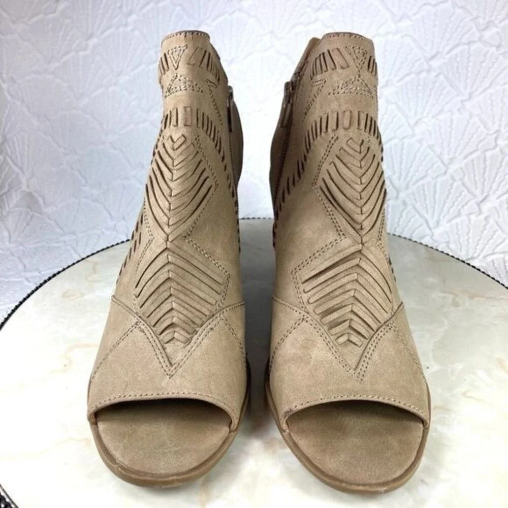 Universal Thread Laser Cut Peep Toe Booties Womens 10 Tan Block Heel Cutout Zip